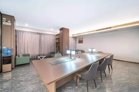 Vienna Zhihao Hotel (Shenqiu High-speed Railway Station) Отели в г. Шэньцю