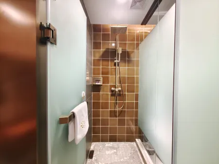 Zhuoyue Hotel (Tacheng Zhuoyue Parkson Shopping Park) Отели рядом с достопримечательностью «Tacheng Red Mansion Museum»