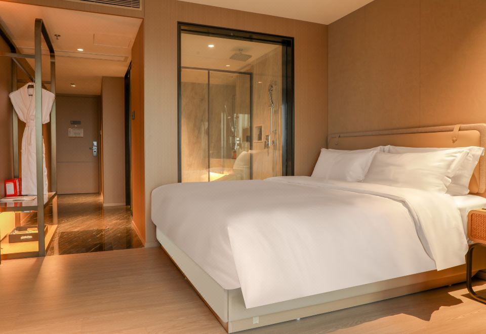 4. 골든 제이드 호..