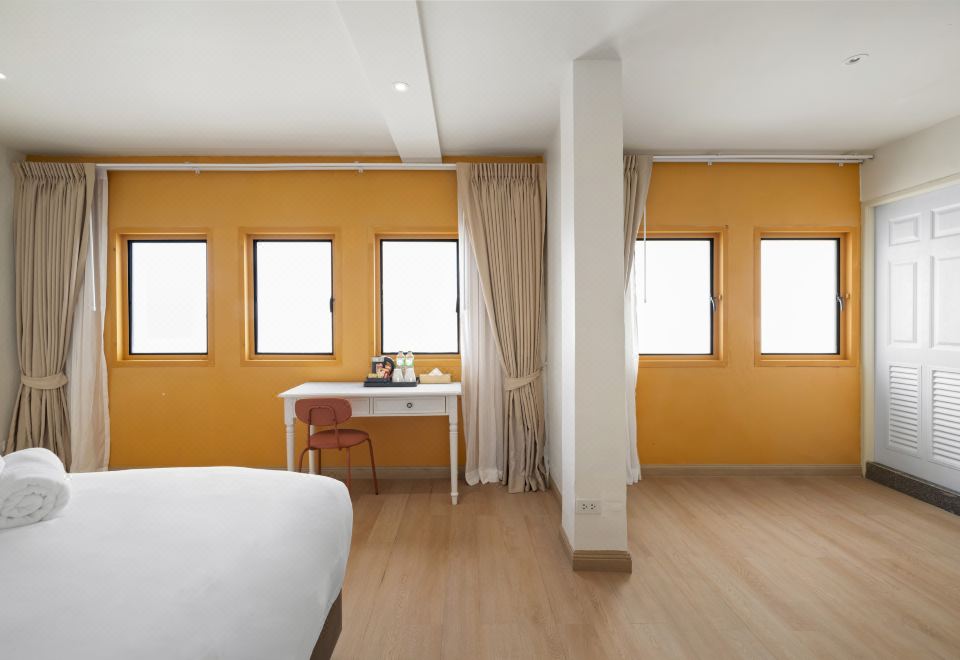 호랑게 푸켓 타운의 깔끔한 객실 내부