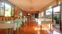 RedDoorz @ Farm Side Hotel Laoag City