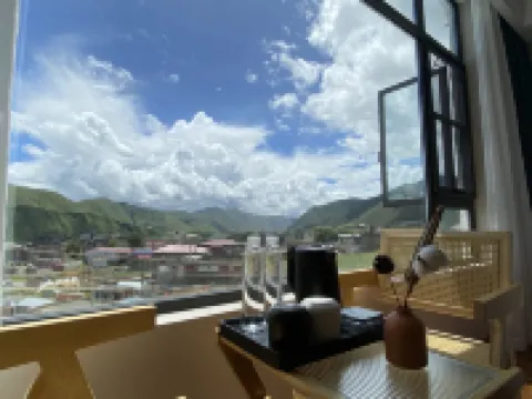 Kangding Qiuming Shanshe Homestay