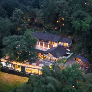 Qingcheng Mountain Just on the Stream · Mountain Stream Bamboo Forest Private Soup B&B Hotels near Wenhua Village Pastoral Style Woody Flower Viewing Ecological Park