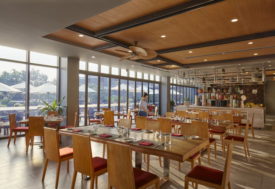 노보텔 푸꾸옥 리조트의 평화로운 전용 해변 모습