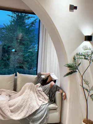 Far Hill Reflect snow Hotels near Beamless Brick Hall