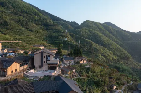 Yunhe Rice Terraces Qitingyu Guesthouse (Qixingdun Observation Deck Branch) Отели рядом с достопримечательностью «Jiuquyunhuan Area, Yunhe Terrace Scenic Area»