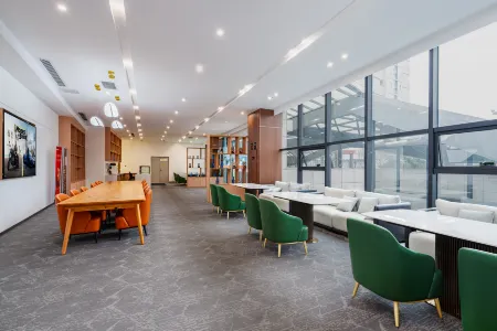 Vienna International Hotel (Chengdu Pidu Bailun Plaza) Отели рядом с достопримечательностью «Sandaoyan»