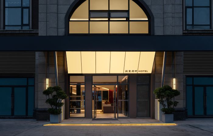 Roman Lakeside Hotel