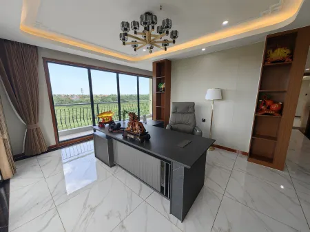 Royal International Hotel Отели рядом с Аэропорт Огл