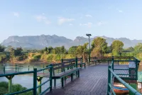 Pung-Waan Resort Hotels near Wat Nong Plasiew