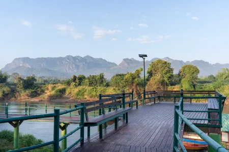 Pung-Waan Resort Отели рядом с достопримечательностью «Rock Valley Hot Springs and Fish Spa»