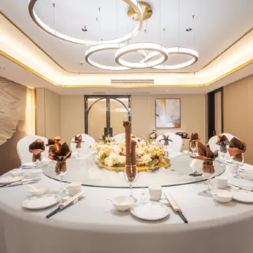 Home Inn (Chongqing Hechuan Jiuchang Road Pedestrian Street) Отели рядом с достопримечательностью «Готовная станция для пассажиров в Хичуане»