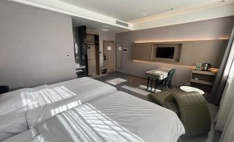 Four Seasons Jincheng Hotel (Five Avenues ZhiGu Subway Station)