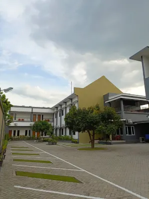 RR - 2 Syariah Hotel SLG Hotels near Simpanglima Gumul Monument