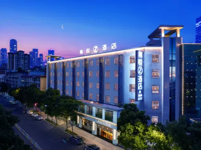 JOYINN Z HOTEL(Meishan East High-speed Railway Station San Su Wanda Plaza ) Hôtels à proximité de : Meishan Applied Science and Technology School