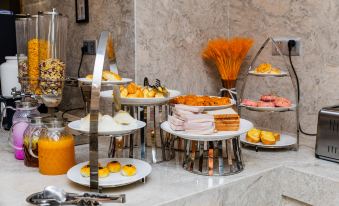 Vienna International Hotel (Guangzhou Baiyun Station Shijing Subway Station)