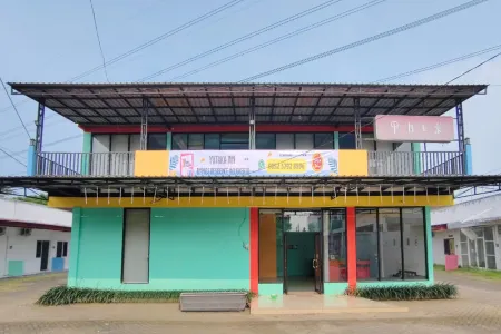 TwoSpaces Living at Bypass Homestay, Mojokerto Отели в г. Magersari