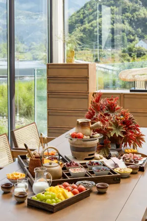 Floral Lux Hotel · Tara House Отели рядом с достопримечательностью «Sanyintan (The Three Hidden Pools)»