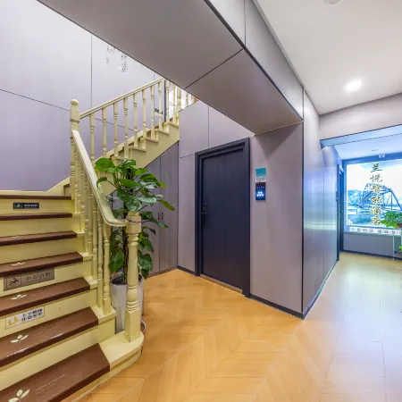 Lanyue Smart Homestay (Lanzhou University Second Hospital Xiguan Subway Station Exit C2)