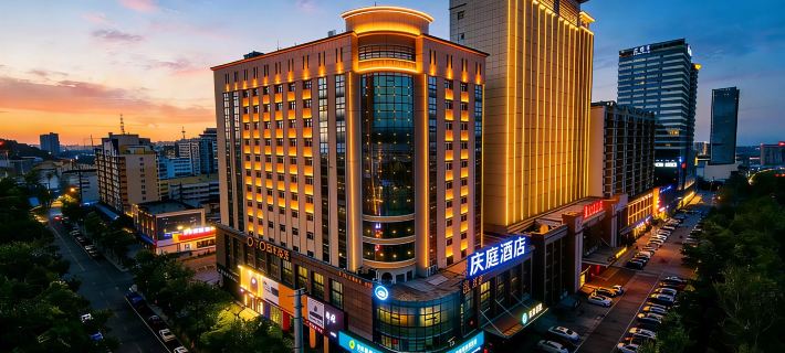 Qingting Hotel (Qingyang Dongfang Lijingmao) Hotele w: Qingyang