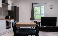 Stunning Modern 3 Bed, 2 Bedroom Apartment - Secure Parking - Close to Manchester City Centre