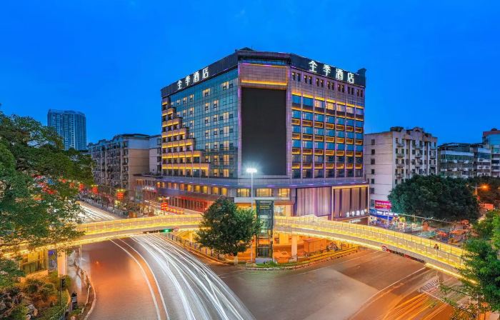 JI Hotel (Suining Central Business District Pedestrian Street)