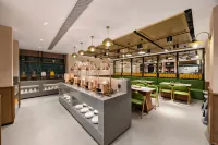 James Joyce Coffetel (Beijing Zhuxinzhuang Subway Station Wanda Plaza) - parking
