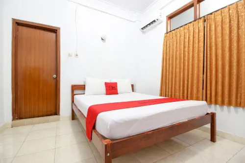 RedDoorz Plus Near Alun Alun Selatan - Pensionat