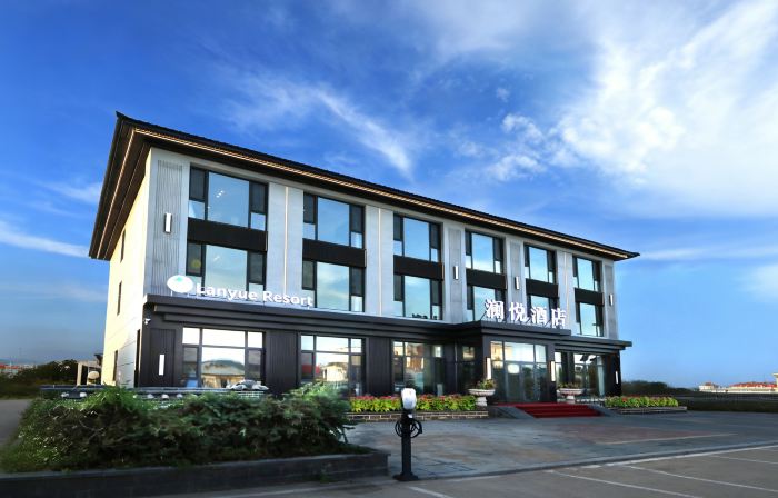 Lake Jingpo Lanyue Hotel (Lake Jingpo Scenic Area)