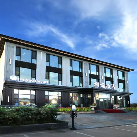 Lake Jingpo Lanyue Hotel (Lake Jingpo Scenic Area)