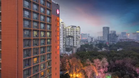 Ramada by Wyndham Yichang（CBD shopping mall store） Отели рядом с достопримечательностью «Tribe of the Three Gorges»