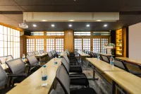 Urumqi Qiqi Jiyou Hotel - de negocios