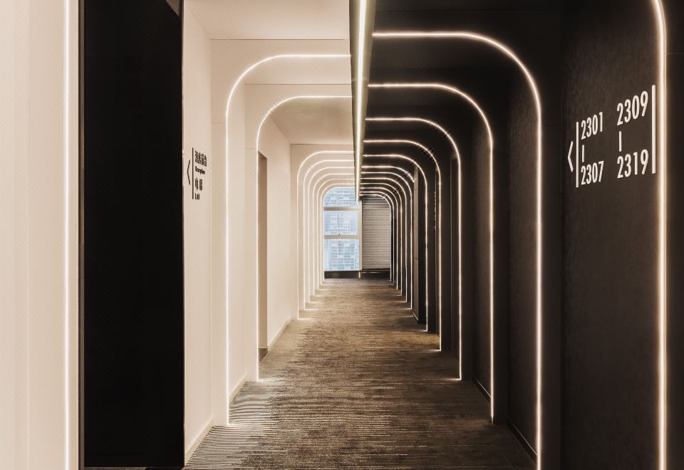 스지에 호텔의 깔끔하고 현대적인 객실 전경