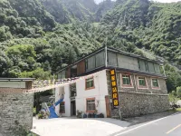 Li County Yijia Inn Homestay - Dağ Manzaralı