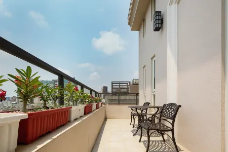 CHECK inn Express Taichung YiZhong Отели рядом с достопримечательностью «Taichung Wanhe Temple»