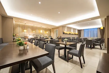 Ease Hotel (Anshun Huangguoshu Avenue Xintiandi) Отели рядом с достопримечательностью «Yuantong Temple»