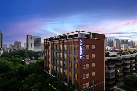 Zhengzhou Aikenia Hotel (27 Wanda Zhengzhou Station) Отели рядом с достопримечательностью «University for Science & Technology Zhengzhou»