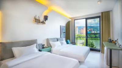 Meet the River View Resort Hotel (Xishuangbanna Jinghong Lancang River Binjiang Avenue) Hotel in zona Jinghong Passenger Bus Station