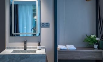 Yibai Light Luxury Hotel (Futian Port)