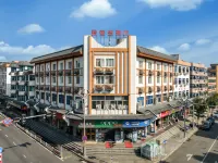 愛客思快捷酒店（瞿溪巨溪南片工業區三溪路店） 鄰近路中古樹的酒店