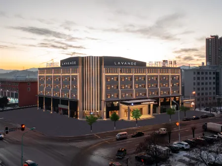 Lavande Hotel (Dandong Fengcheng Phoenix Mountain) Отели в г. Фенчен