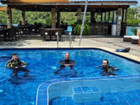 เอดจ์วอเทอร์ ไดฟ์แอนด์สปารีสอร์ท โรงแรมในเปอร์โตกาเลรา