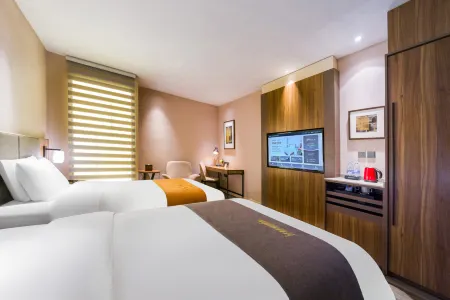 Homeinn Plus Hotel (Weifang Wolong East Street Good Plaza) Отели рядом с достопримечательностью «Yangjiabu Folk Art Grand View Garden»