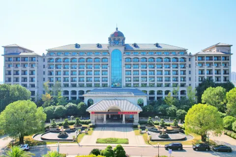 Hong bin Red Lotus Lake Hotel