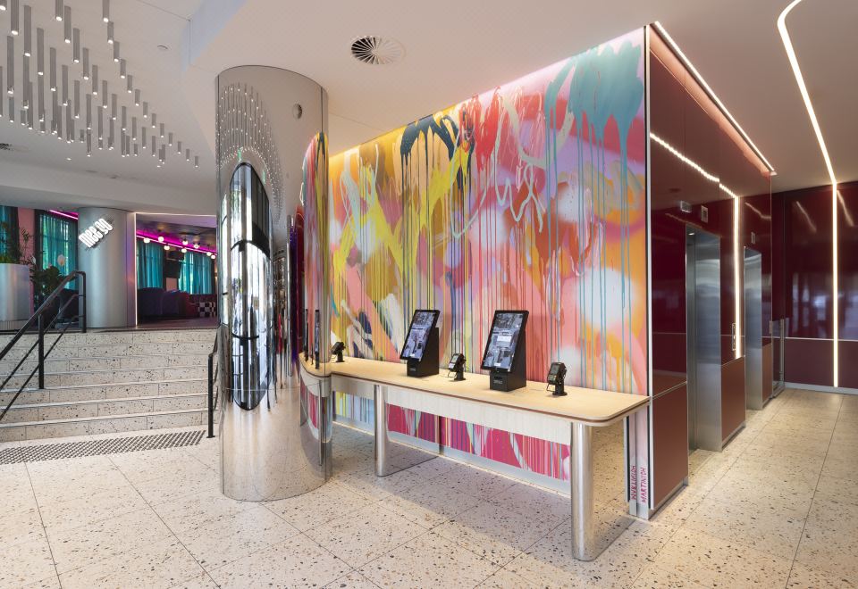 이비스 스타일스 시드니 센트럴의 깔끔한 로비 모습