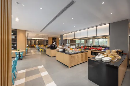 Campanile Hotel （Shanghai Dishui Lake  Hotel) Отели рядом с достопримечательностью «Shanghai Dianji University (Lingang Campus)»