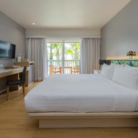 The Briza Beach Resort, Khao Lak Отели рядом с достопримечательностью «Национальный парк Симилан»