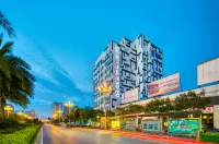 Kelly · N&M Hotel (Guilin North High-speed Railway Station)