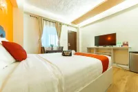 RedDoorz Premium @ The KWE Hotel and Resort 팜팡가 호텔