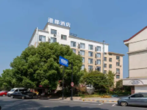 港都龍庭酒店 鄰近雞鳴山公園-鳳翔閣的酒店